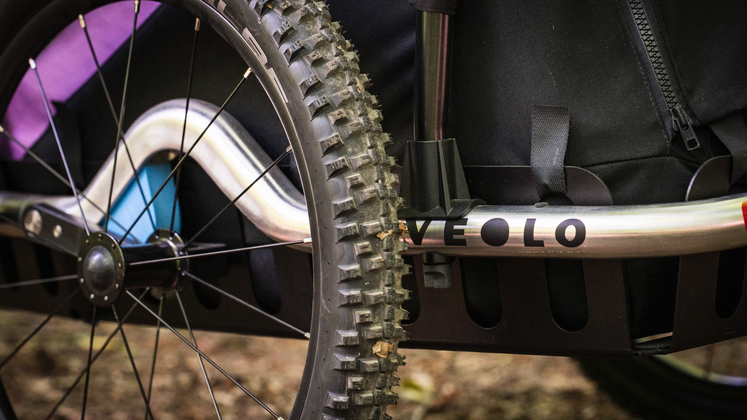 Gravelbike Anhänger: Warum Federung & Spurtreue zählen