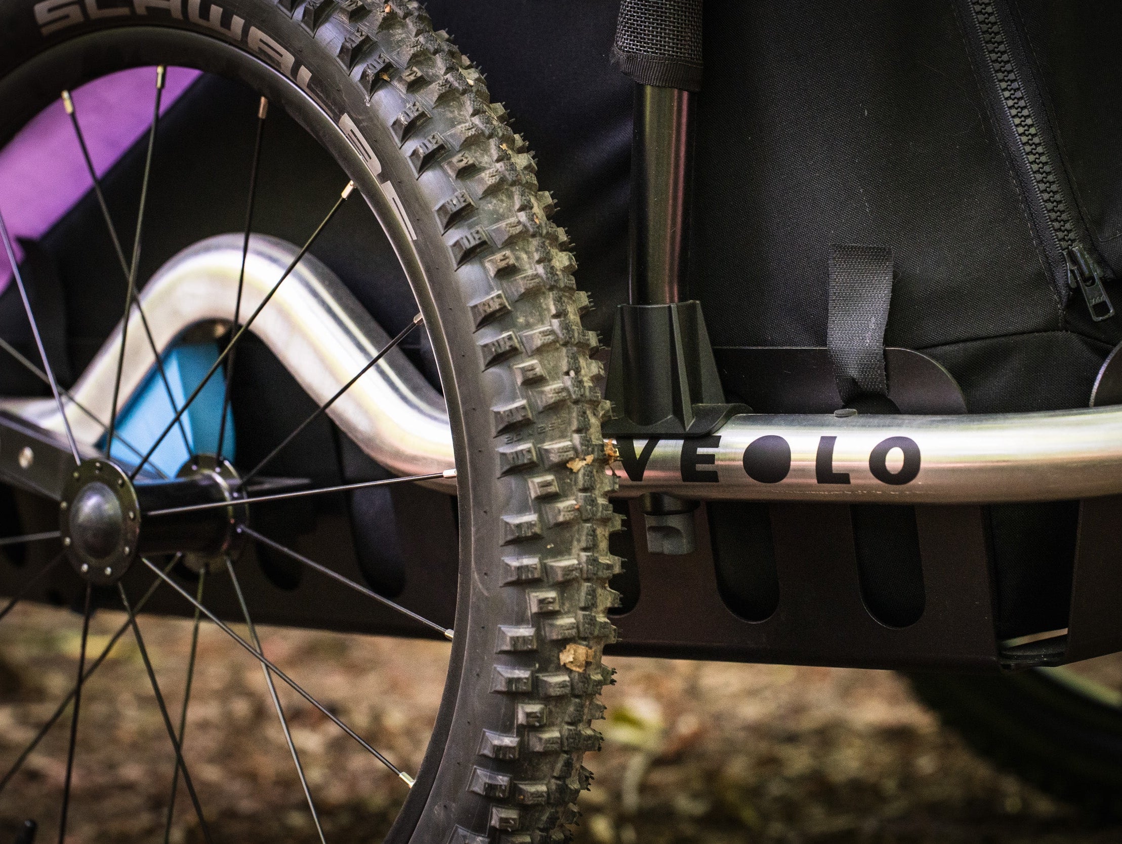 Gravelbike Anhänger: Warum Federung & Spurtreue zählen