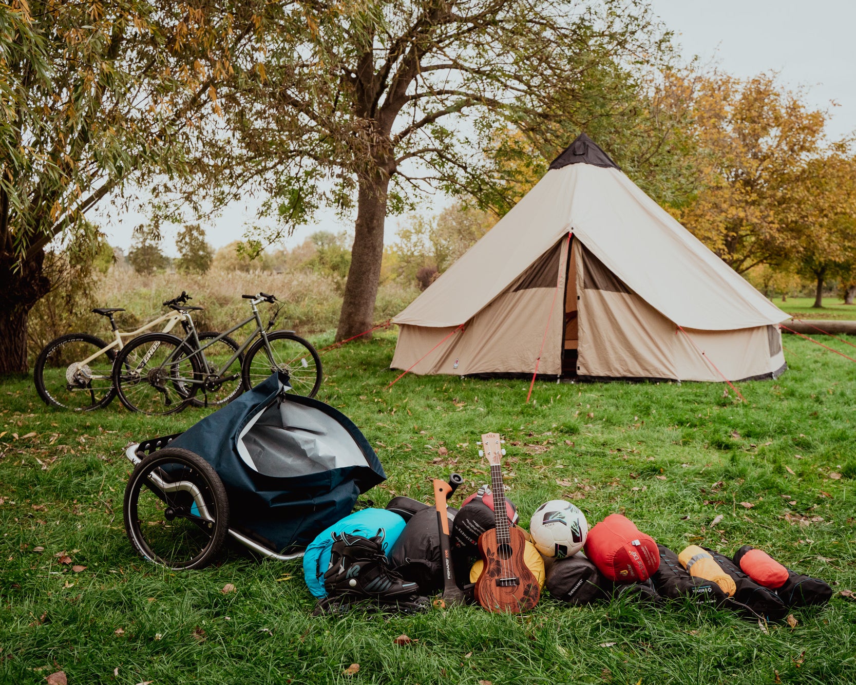 2024 Veolo Fahrradanhaenger Camping Wiese ausgepackt