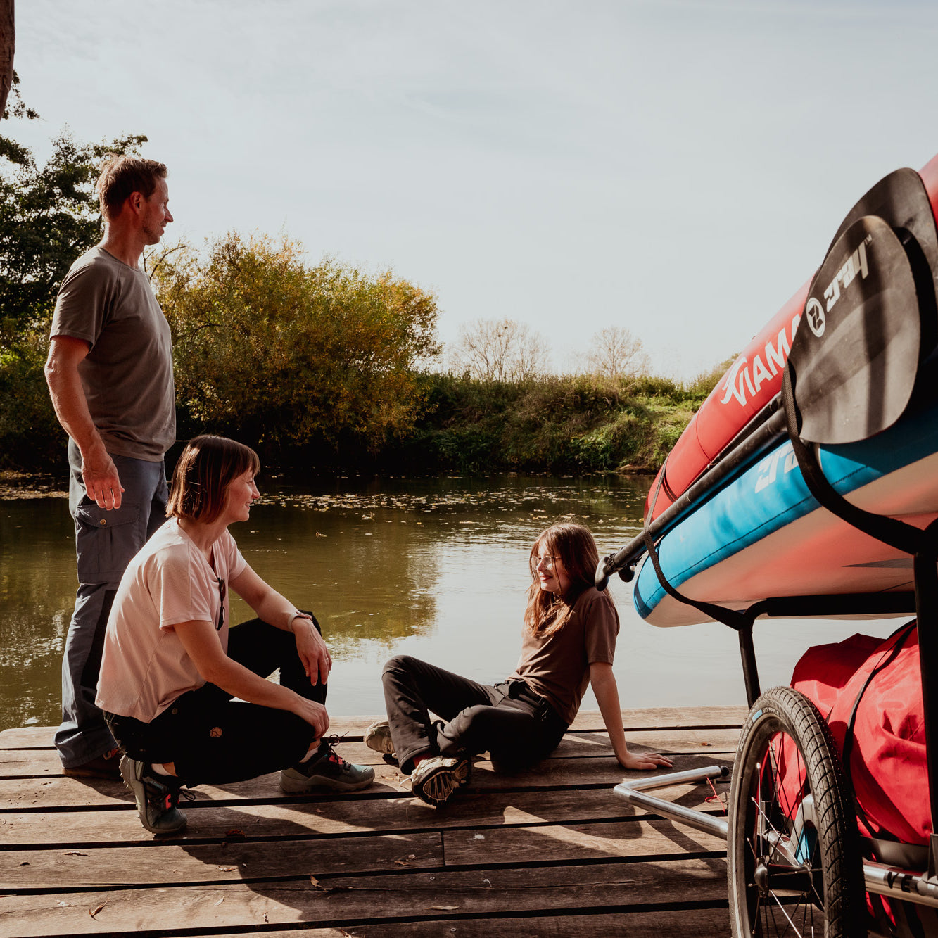 veolo Lastenanhaenger mit SUP am Wasser