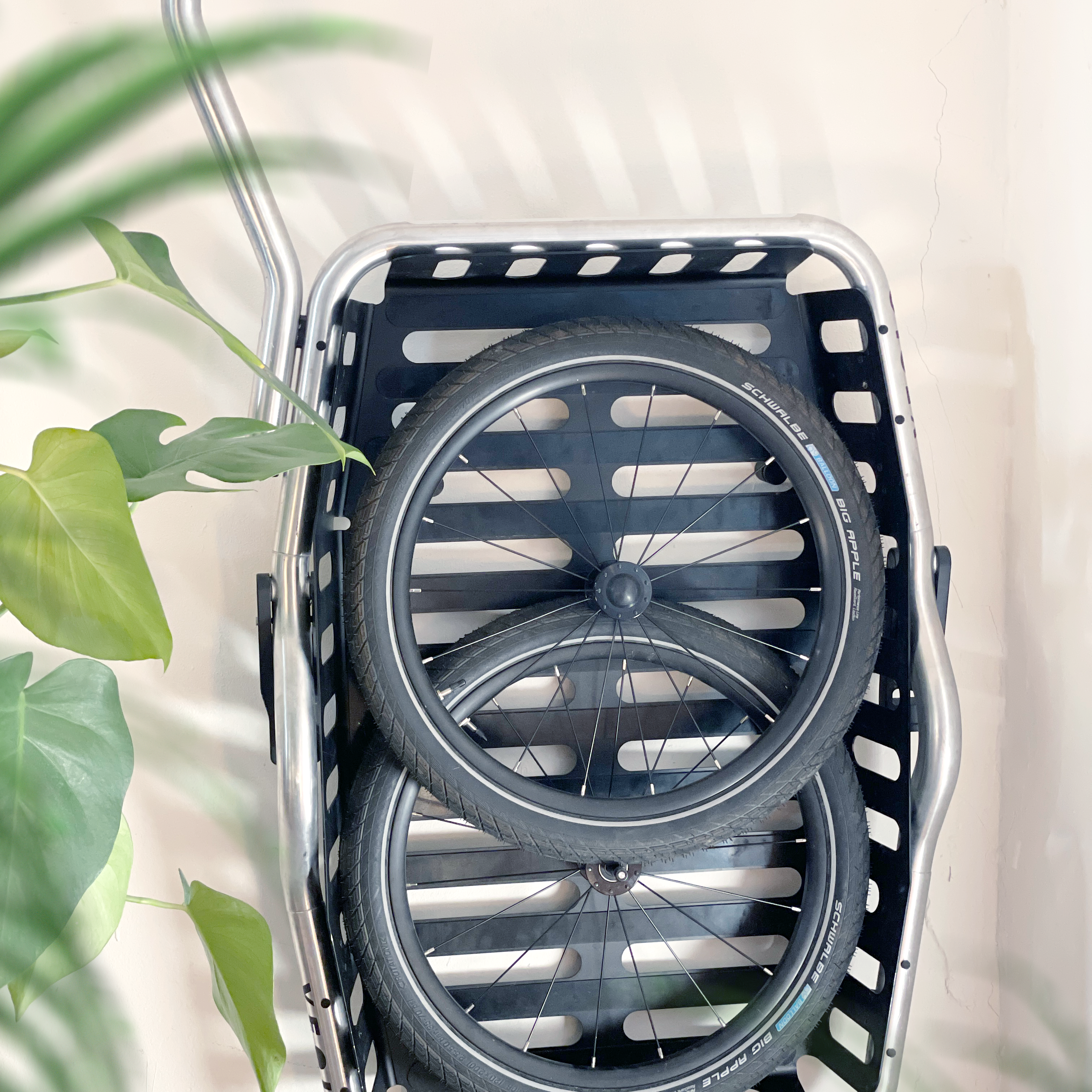 lastenanhänger an wand verstaut