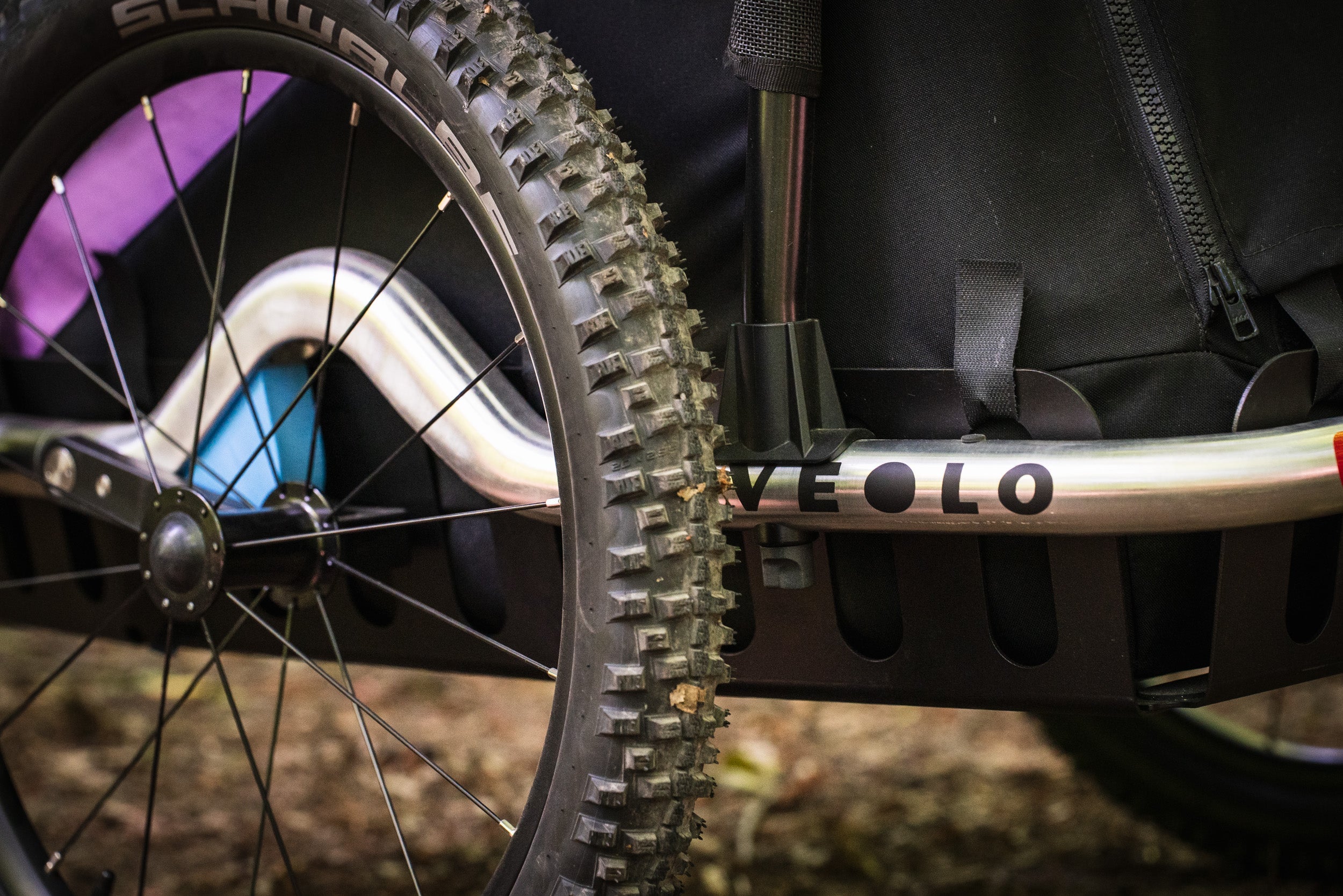 Gravelbike Anhänger: Warum Federung & Spurtreue zählen