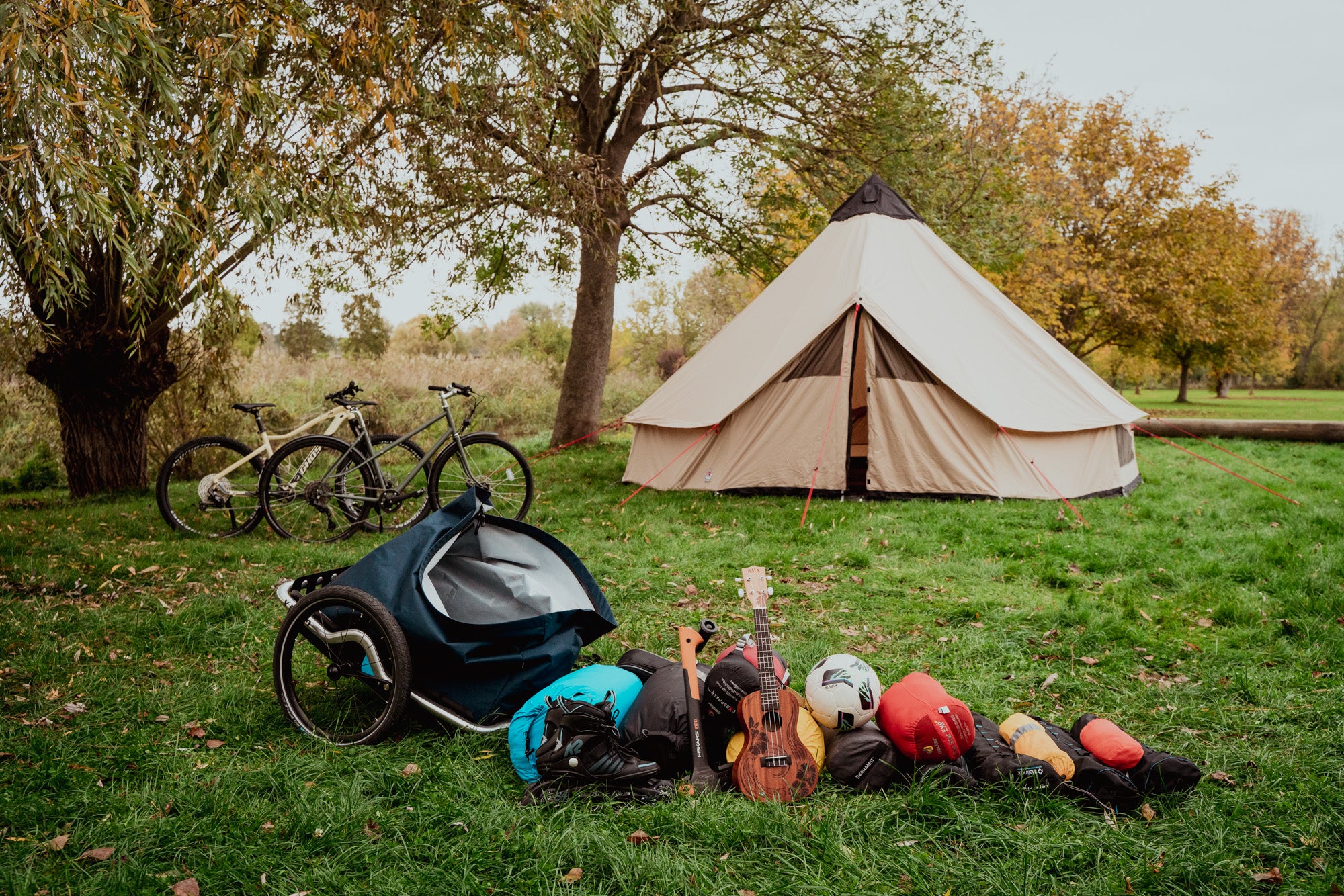 2024 Veolo Fahrradanhaenger Camping Wiese ausgepackt