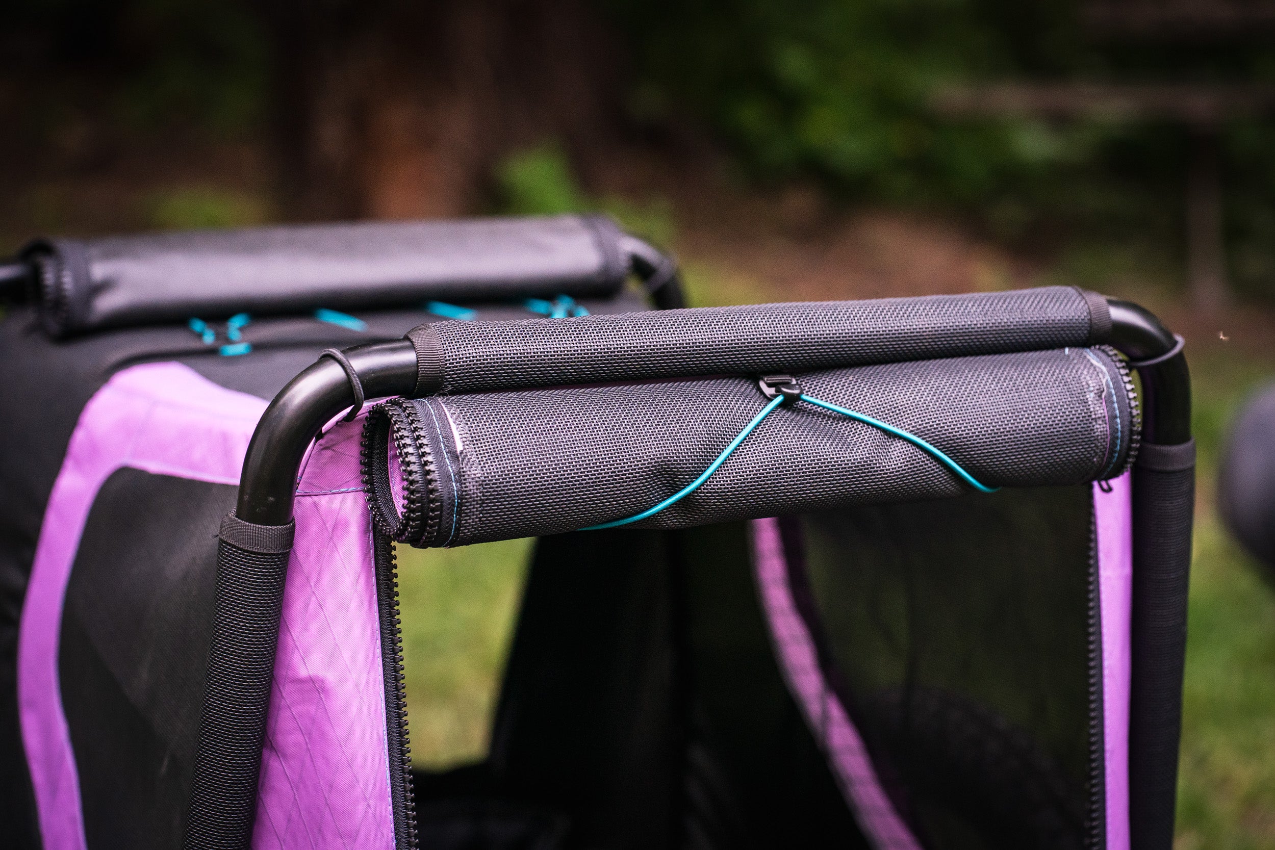 Hochwertig verarbeitetes Textil am Hundeanhänger