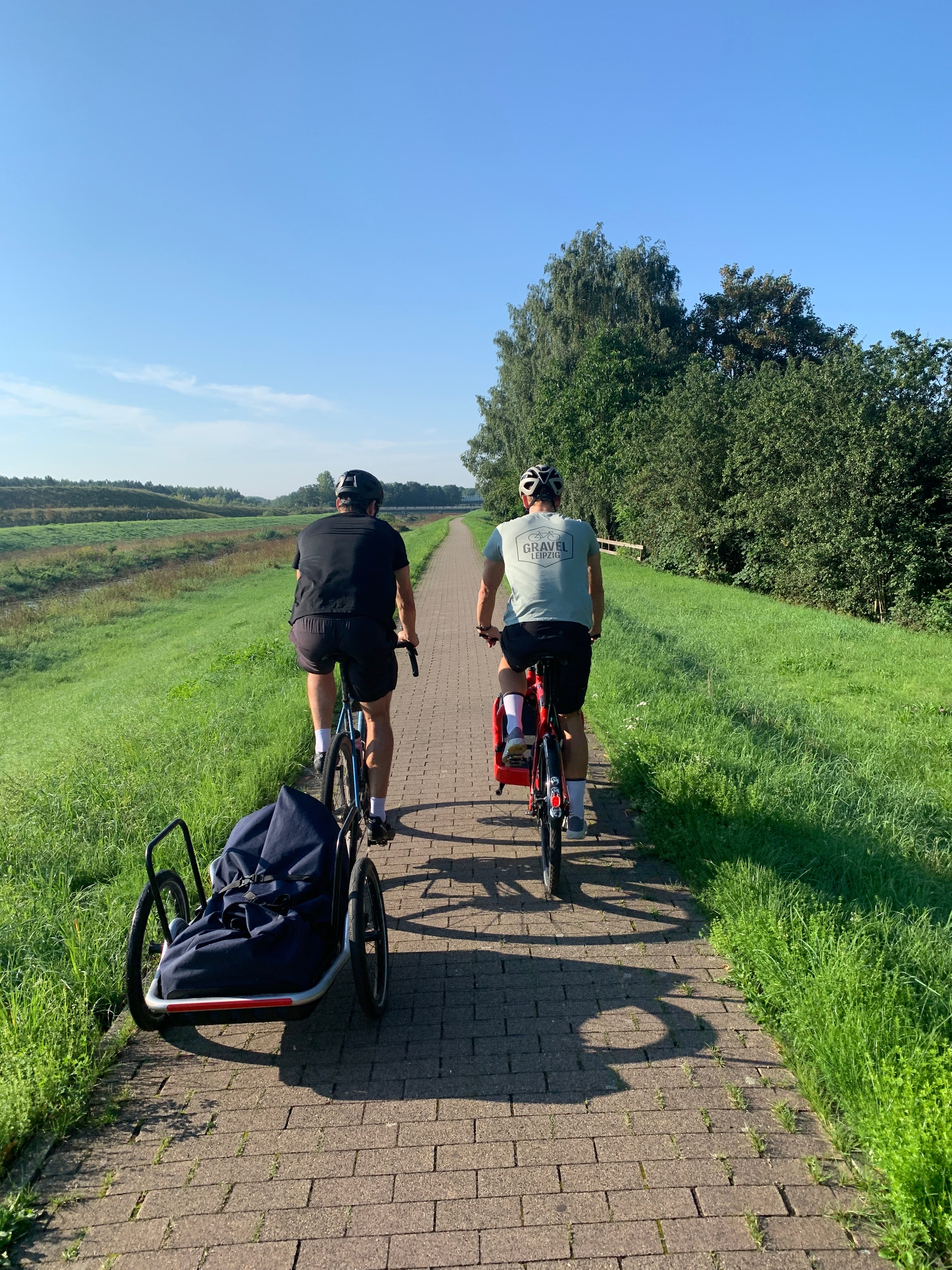gravelbike mit fahrradanhaenger