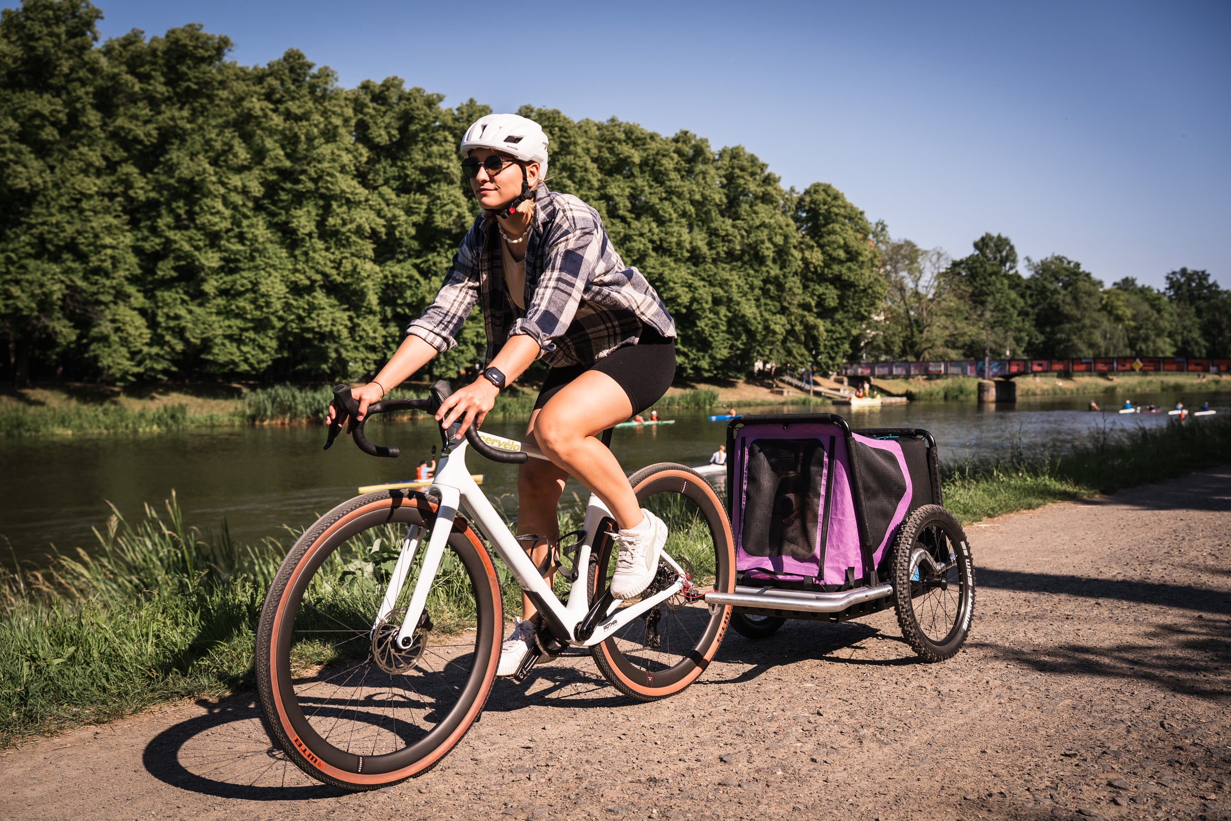 Mit Hundeanhänger sportlich unterwegs