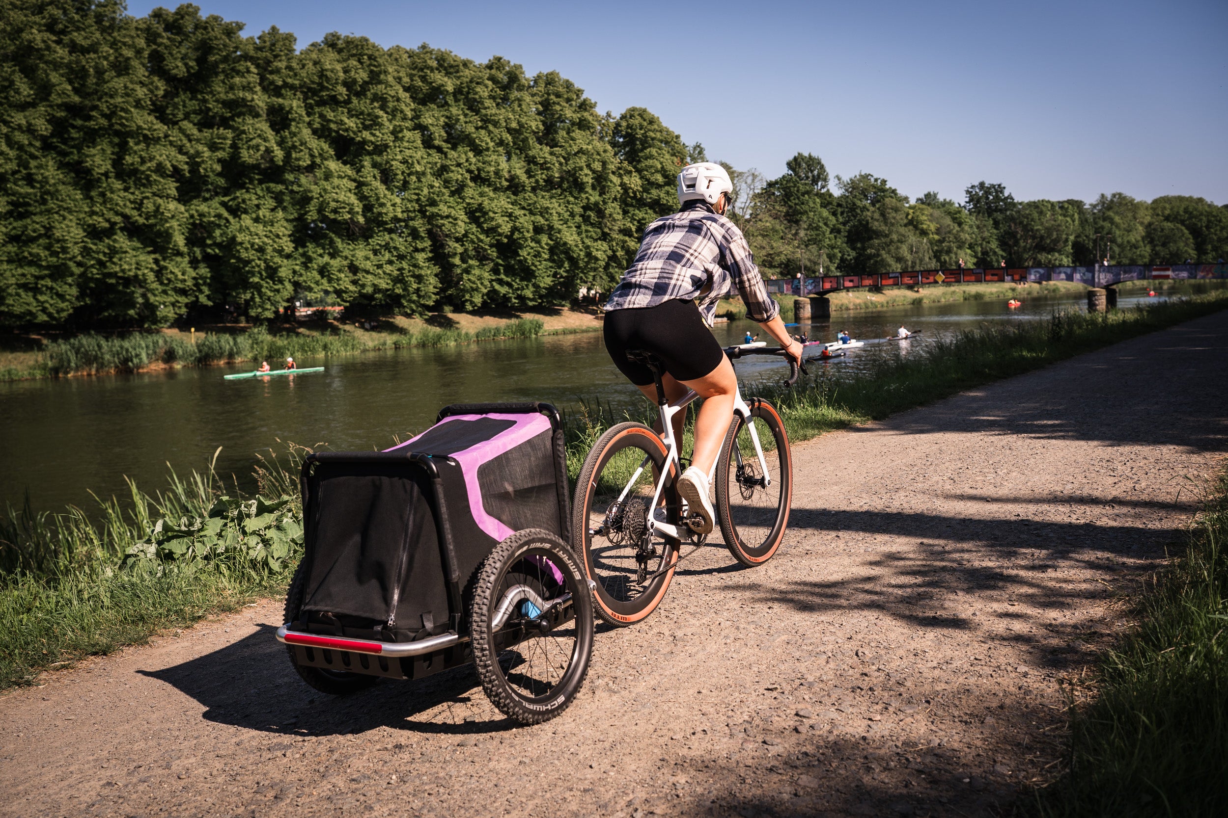 mit Veolo und Hund unterwegs am Fluss