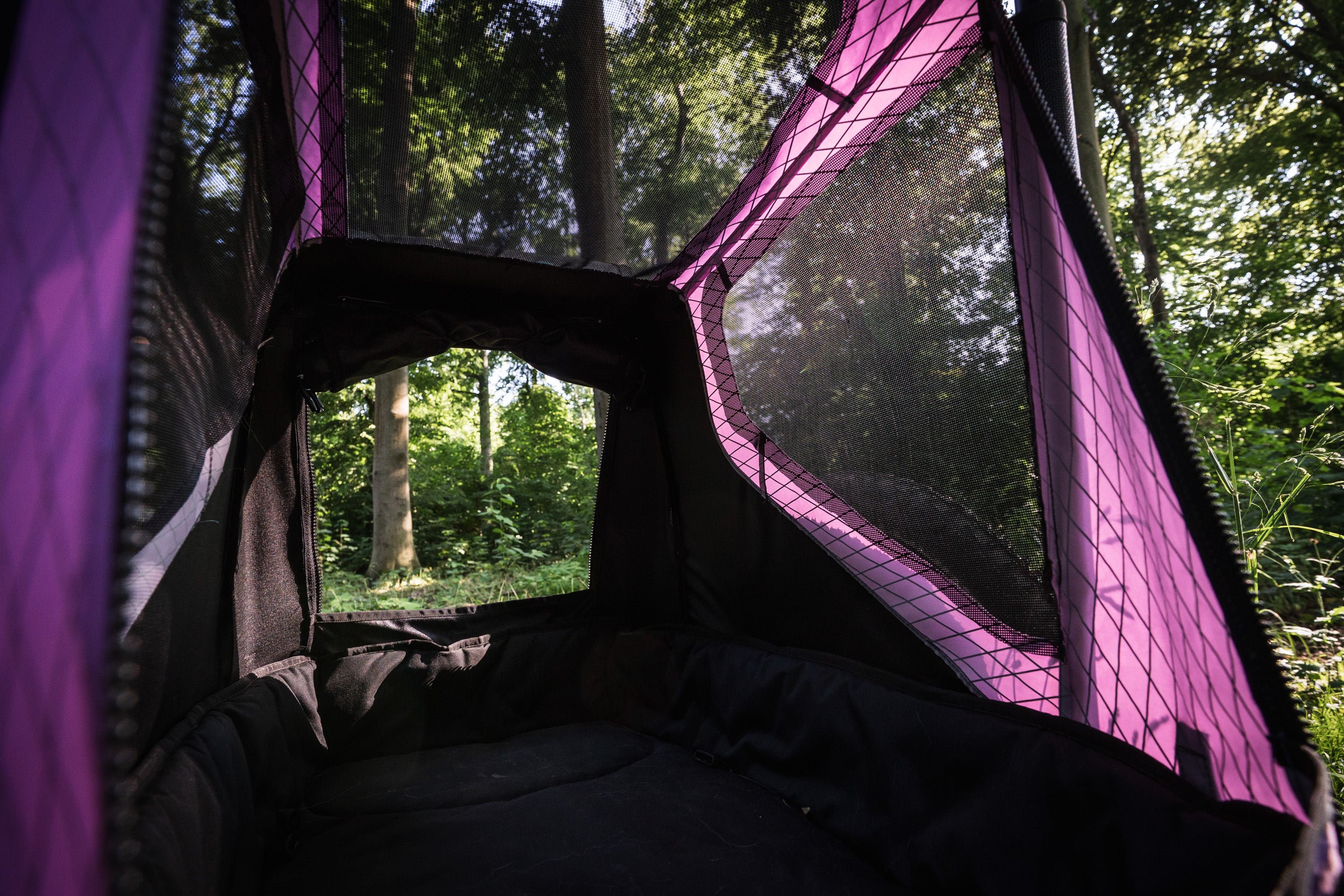 Großzügiges Platzangebot und gute Durchlüftung im veolo Hundeanhänger