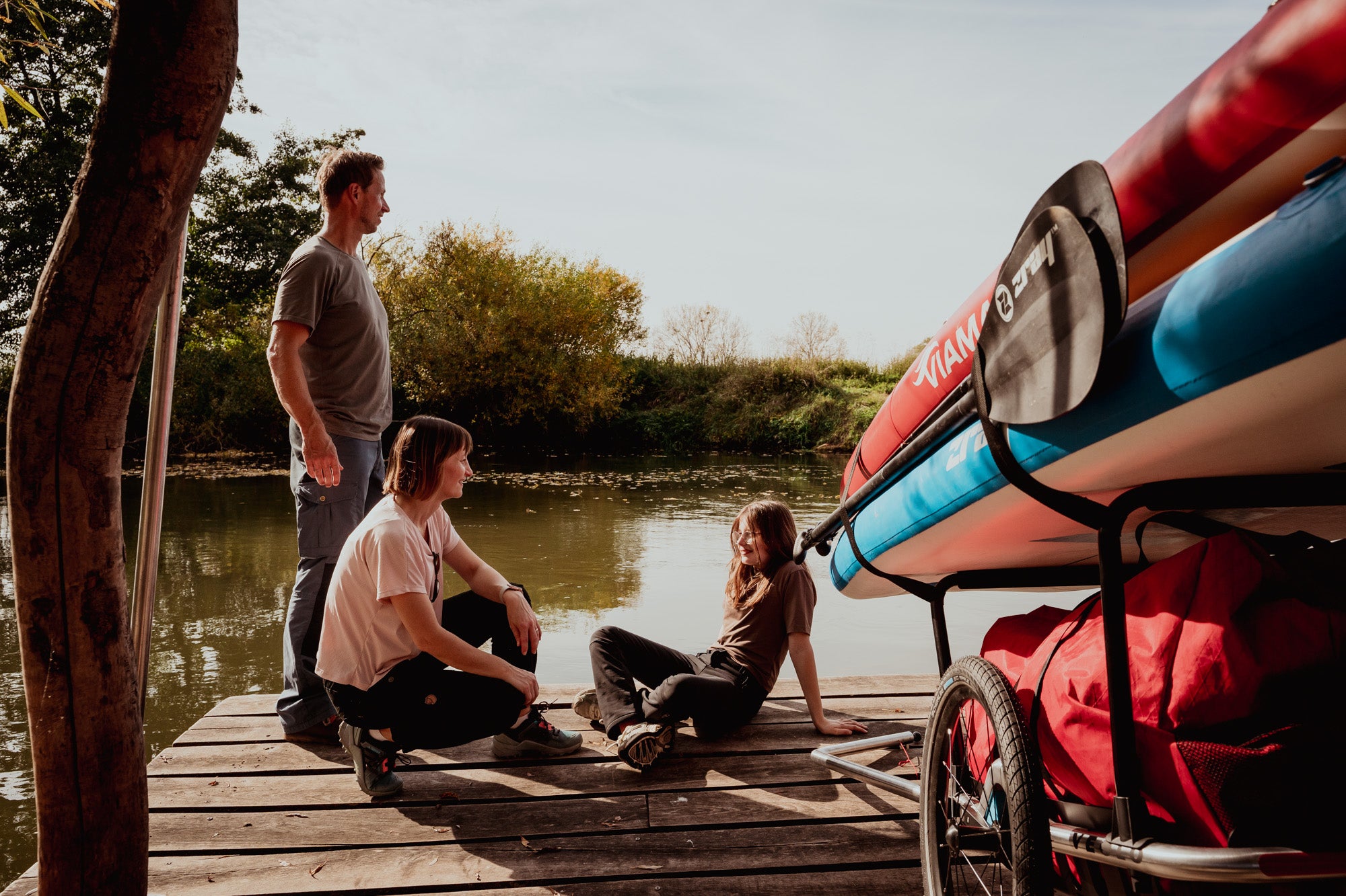 veolo Lastenanhaenger mit SUP am Wasser
