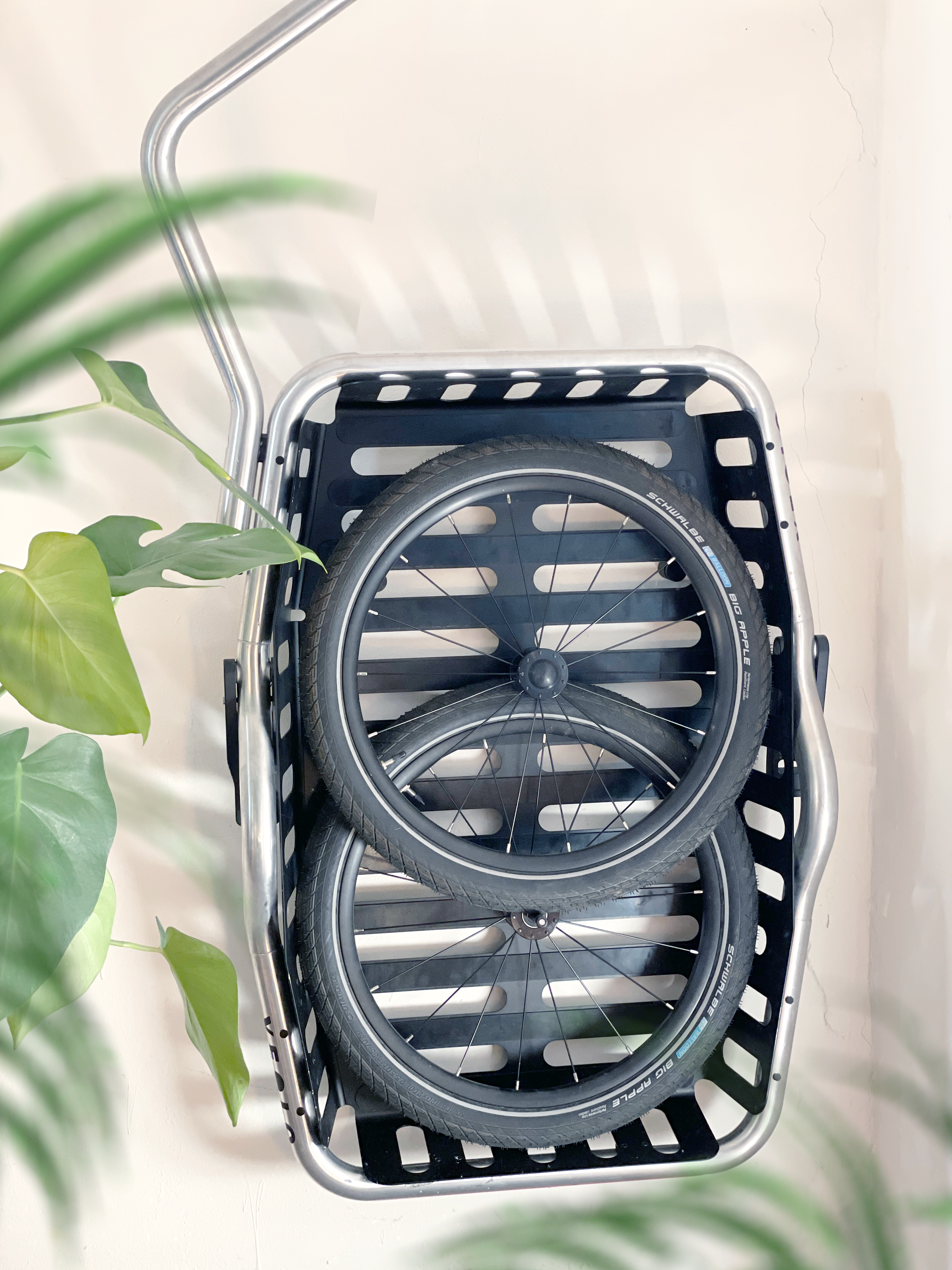 lastenanhänger an wand verstaut